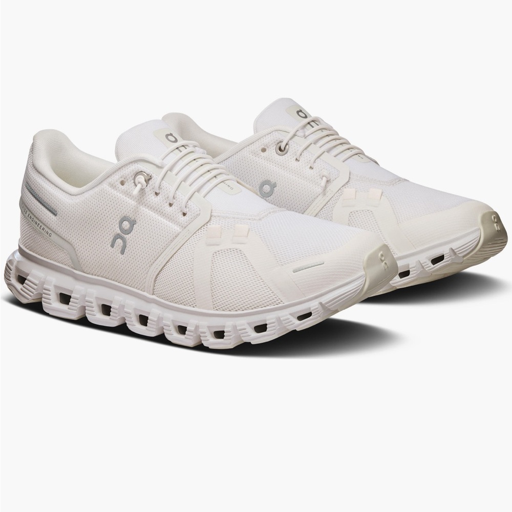 Size 8 On Cloud 6 sneakers in nearly perfect condition!